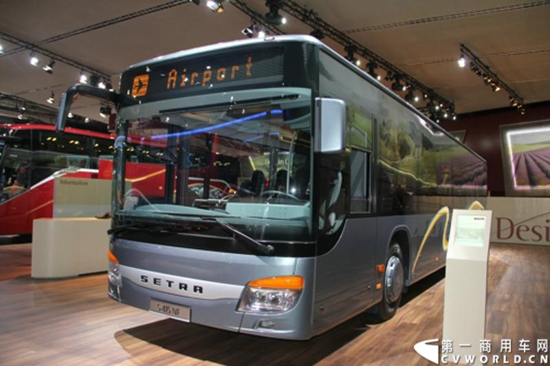 2012年9月19日-27日举行的第64届汉诺威国际商用车展上，戴姆勒携旗下数十款商用车型参展，其中包括梅赛德斯-奔驰和Setra 品牌的全新城市客车和豪华旅行客车等。图为奔驰SETRA S415NF 机场巴士 。