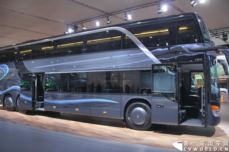 2012年9月19日-27日举行的第64届汉诺威国际商用车展上，戴姆勒携旗下数十款商用车型参展，其中包括梅赛德斯-奔驰和Setra 品牌的全新城市客车和豪华旅行客车等。图为奔驰SETRA S431DT客车 。