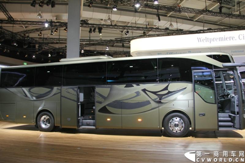 2012年9月19日-27日举行的第64届汉诺威国际商用车展上，戴姆勒携旗下数十款商用车型参展，其中包括梅赛德斯-奔驰和Setra 品牌的全新城市客车和豪华旅行客车等。图为奔驰TOURISMO巴士 。