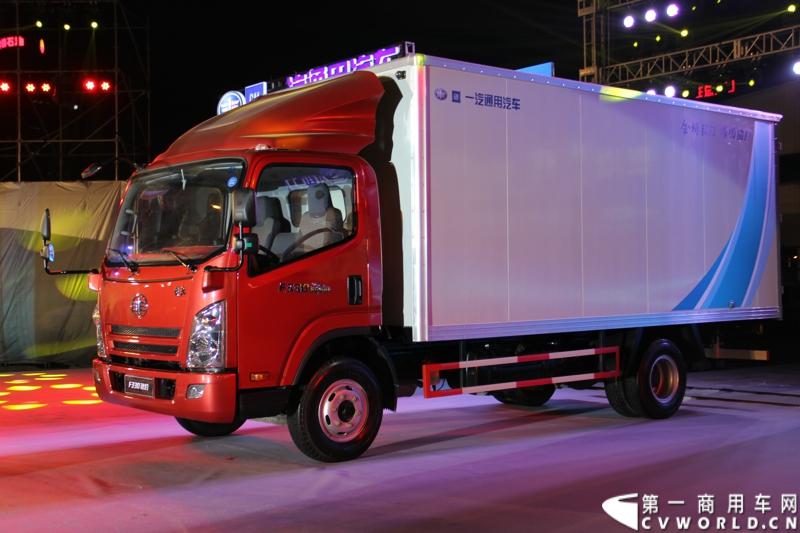 9月16日，中国一汽与美国通用汽车合资后推出的第一款高端轻卡产品解放F330速豹在北京国家体育场上市发布。
