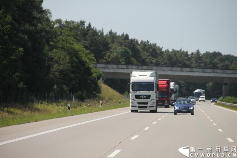 7月3日，奔驰未来卡车2025在德国马格德堡首发，第一商用车网记者有幸在现场见证了该首发仪式。除却奔驰未来卡车2025的自主驾驶功能给记者带来的不小的震撼外，而在柏林至马格德堡的高速公路上，形形色色的欧洲卡车也给记者带来一次非同凡响的视觉盛宴，正所谓独乐乐，不如众乐乐，一起来感受不一样的视觉冲击吧！图为行驶在柏林高速公路上的各色德国曼卡车。