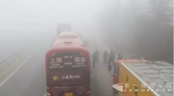 2017年1月3日，同三高速江苏赣榆入口处因大雾封闭，出行旅客在下车等待雾散放行2.jpg