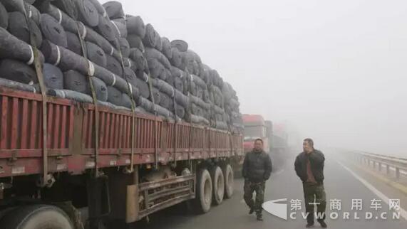 车辆在长深高速江苏赣榆入口处排起长龙3.jpg