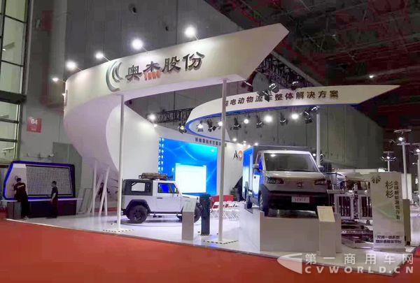 城市纯电动物流LEV-4 LEV-13 LEV-16三款车型 奥杰股份总裁宿佳敏在致词中表示,奥杰以汽车技术为背景,拥有市场分析技术、整车研发技术、全铝产品设计及制造技术、新能源汽车开发技术等多项核心技术,并逐步构建出奥杰的核心竞争力与业务生态圈。在产品研发上,颠覆传统汽车采用的金字塔模式,而是在整车设计和全铝轻量化车身两项业务的基础上创新推出设计公司不收设计费概念,在直接用户--运营公司--整车企业--零部件供应商之间建立一条共享生态链,针对细分目标市场、生态链成员协同分析市场需求,全新开发新能源