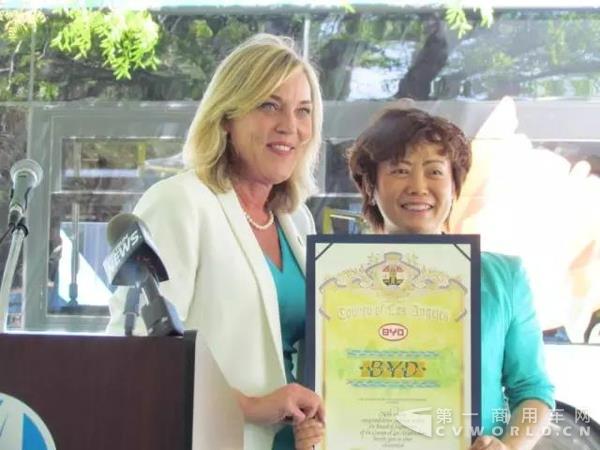 洛杉矶郡长KathrynBarger（左）感谢比亚迪在推动美国公交进步的同时，更积极融入当地社区，创造众多就业岗位.jpg