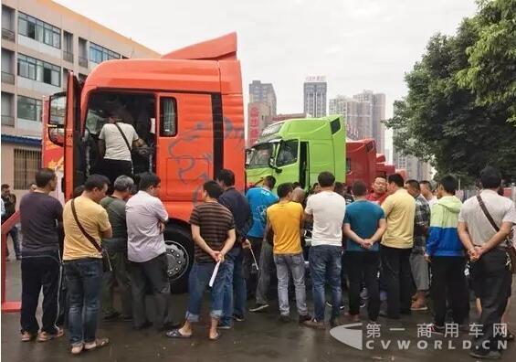 中国重汽展车吸引了很多司机关注.jpg
