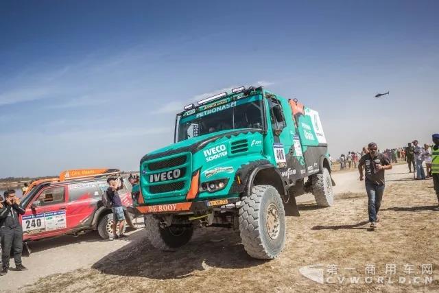 玫瑰湖畔夺冠，依维柯车队获2018非洲拉力赛卡车组冠军3.jpg