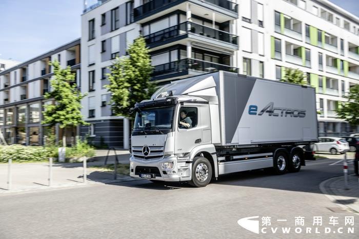 2. 梅赛德斯-奔驰eActros纯电动卡车续航里程可达400公里.jpg