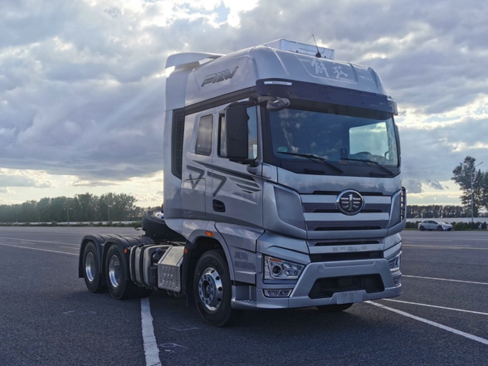 解放J7柴油牵引车，搭载解放CA6DX1系列发动机，700马力.jpg
