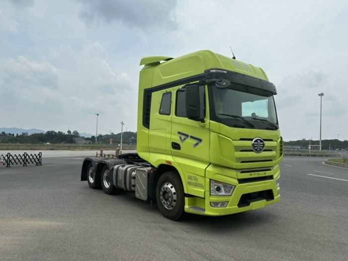 解放J7柴油牵引车，搭载解放CA6DM3系列发动机，560马力.jpg