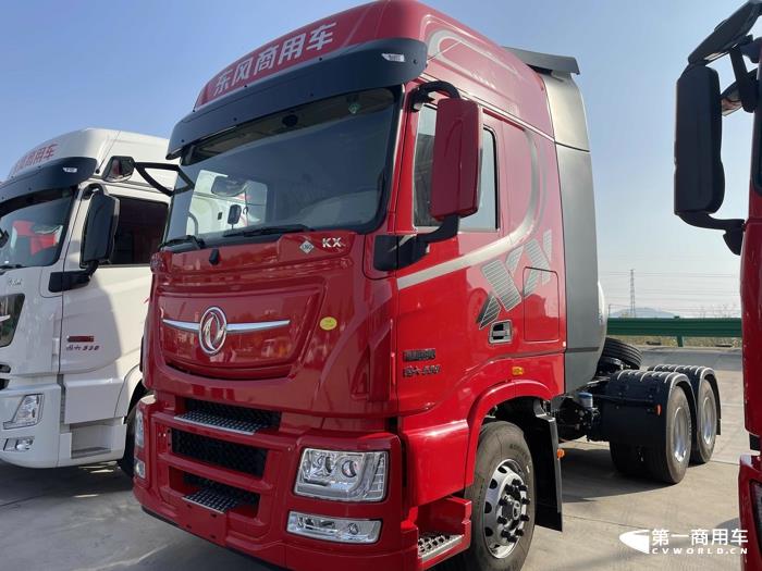 东风天龙KX旗舰嵘耀530马天然气力牵引车2.jpg