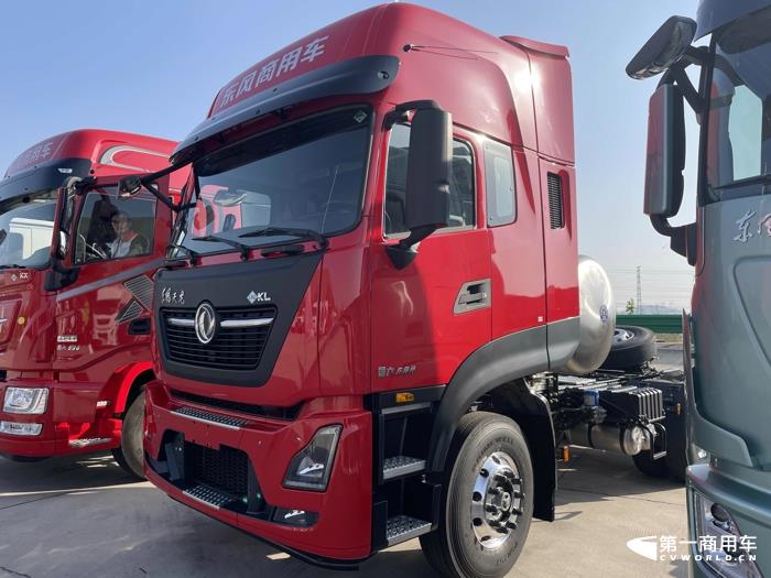 东风天龙KL500马力天然气牵引车2.jpg