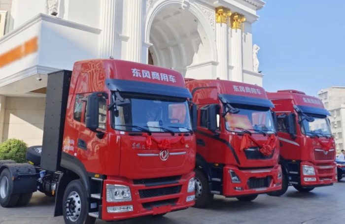 东风天龙充电版牵引车.png