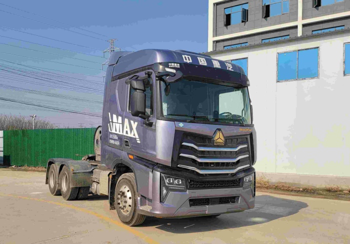 重汽豪沃MAX LNG牵引车，搭载销量第一的潍柴13L燃气发动机，480马力.jpg