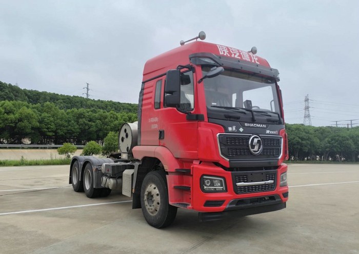 陕汽德龙M3000 LNG牵引车，搭载潍柴13L燃气发动机，480马力.jpg