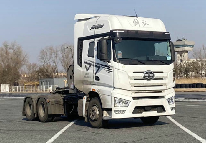解放J7燃气牵引车，搭载解放动力.jpg