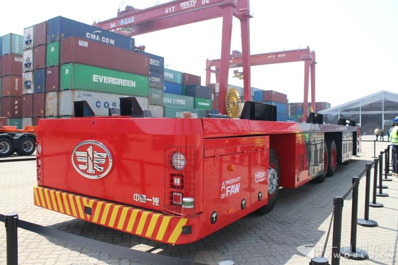 一汽解放全球首发的ICV(Inteligent Container Vehicle)港口集装箱水平运输专用智能车