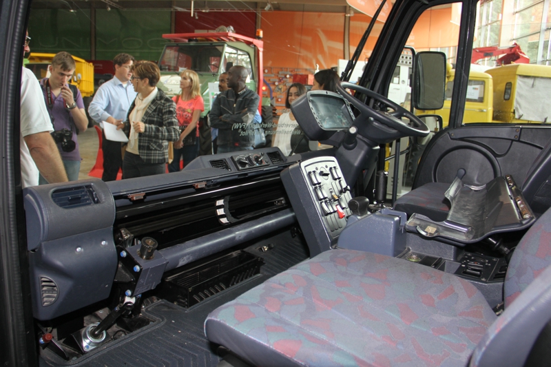 乌尼莫克驾驶室展示。其方向盘可以从左移到右，以满足更多路况的使用
